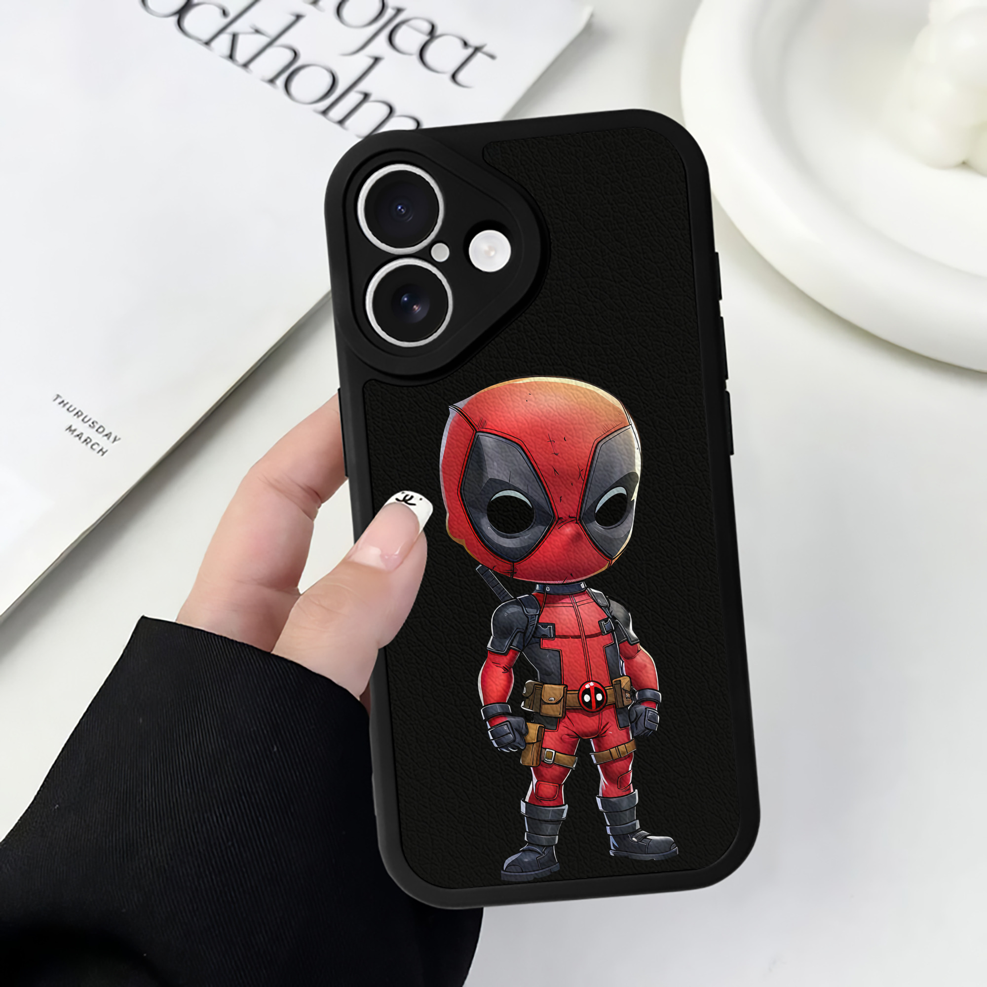 （画像用） Deadpool デッドプール 【iPhone 16シリーズ対応】シリコンスマホケース（レザー調） 材質：シリコン